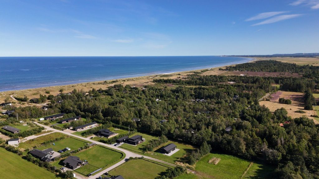 Sommerhustilsyn på Sjælland — dronebillede af dansk sommerhusområde ved kysten